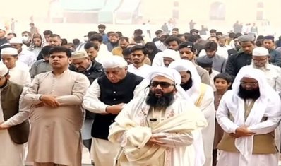 পাকিস্তানে বায়ুদূষণ রোধে বৃষ্টির জন্য নামাজে লাখো মুসল্লি