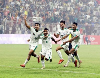 Papon (number 6 jersey) celebrates with his teammates after the goal. 