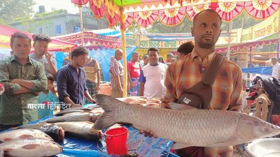 একদিনের এই মেলায় কোটি টাকার মাছ বিক্রি