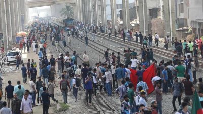 মহাখালী রেলক্রসিং ও রেললাইন অবরোধের করেন শিক্ষার্থীরা। ছবি: নাসিরুল ইসলাম
