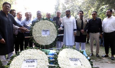 জাকারিয়া পিন্টুকে শেষ শ্রদ্ধা জানাচ্ছেন বাফুফের নির্বাহী কমিটির সদস্যরা।  