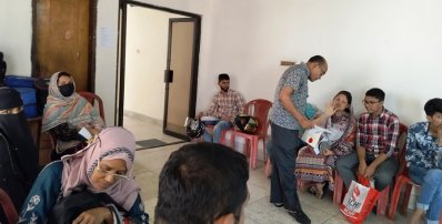 ডিএনসিসির ২৬ নম্বর ওয়ার্ডে জন্মনিবন্ধনসহ বিভিন্ন নাগরিক সনদ পেতে ওয়ার্ড সচিবের দফতরে ভিড় করেছেন অনেকে