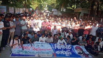 ক্যাম্পাসের ভেতরেই বিক্ষোভ করছেন শিক্ষার্থীরা