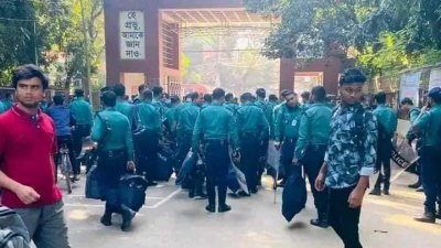 তিতুমীর কলেজের ফটকে বিপুল সংখ্যক পুলিশ মোতায়েন করা হয়েছে 