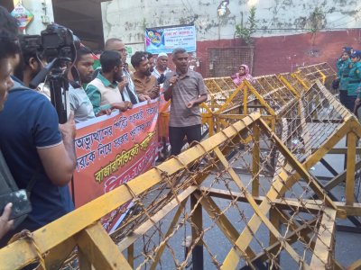 মিছিলটি প্রেস ক্লাব সংলগ্ন সচিবালয়ের রাস্তায় প্রবেশ করতে গেলে পুলিশ ব্যারিকেড দিয়ে বাধা দেয়