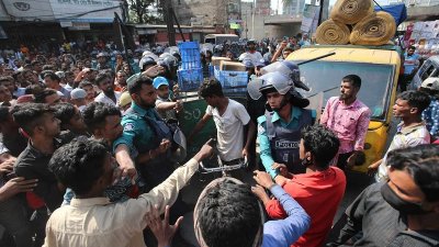 পুলিশের সঙ্গে রিকশাচালকদের সংঘর্ষের ঘটনা ঘটে। ছবি: নাসিরুল ইসলাম