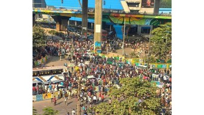 অবরোধের ফলে রাজধানীর বিভিন্ন এলাকায় যানজটের সৃষ্টি হয়েছে (ছবি: ফেসবুক গ্রুপ ট্রাফিক অ্যালার্ট থেকে নেওয়া)