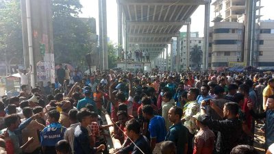 মহাখালীর রেলগেটে ব্যাটারিচালিত রিকশাচালকদের বিক্ষোভ (ছবি: সাজ্জাদ হোসেন)