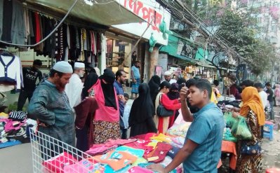 ফুটপাতে শীতের কাপড়ের আগাম বেচাকেনা ভালোই চলছে