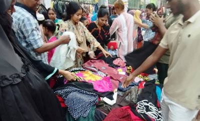 বাহাদুর শাহ পার্ক থেকে শুরু করে শহীদ সোহরাওয়ার্দী কলেজ পর্যন্ত ফুটপাতে জমে উঠেছে শীতের পোশাক বিক্রি