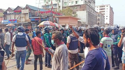 অটোরিকশাচালকদের সঙ্গে আইনশৃঙ্খলা বাহিনীর সদস্যদের ধাওয়া-পাল্টা ধাওয়ার ঘটনা ঘটে। ছবি: নাসিরুল ইসলাম