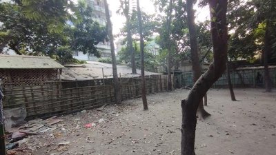 পার্কের জায়গা দখল করে নির্মাণ করা হচ্ছে রেস্টুরেন্ট