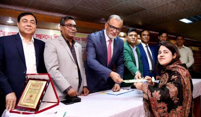 বৃত্তির চেক বিতরণ করছেন বাণিজ্য উপদেষ্টা