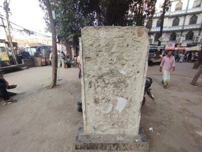 নবাব সিরাজউদ্দৌলা পার্কের নামফলকের অবস্থাও শোচনীয় (ছবি: প্রতিবেদক)