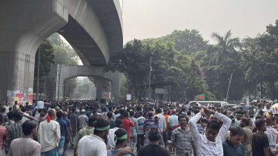 প্রেস ক্লাব থেকে শহীদ মিনারের দিকে যাচ্ছেন ব্যাটারিচালিত রিকশাচালকরা