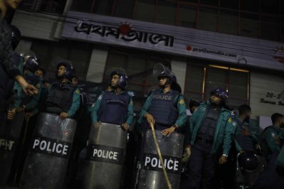 প্রথম আলো কার্যালয়ের সামনে পুলিশের পাহারা (ছবি: সাজ্জাদ হোসেন)