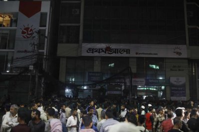 প্রথম আলো কার্যালয়ের সামনে বিক্ষোভকারীরা (ছবি: সাজ্জাদ হোসেন)