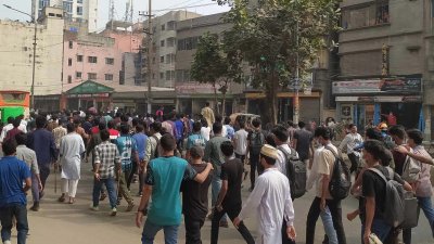 ডিএমআরসি অভিমুখে যাত্রা শুরু করেছেন কবি নজরুল কলেজ ও সরকারি শহীদ সোহরাওয়ার্দী কলেজের শিক্ষার্থীরা