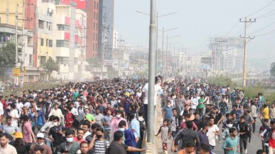 দুপুর সাড়ে ১২টার দিকে এ সংঘর্ষ শুরু হয়। ছবি: নাসিরুল ইসলাম