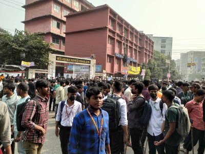কবি নজরুল সরকারি কলেজের মূল ফটকের সামনে জড়ো হচ্ছেন শিক্ষার্থীরা।