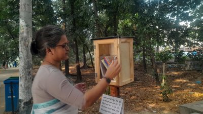 বক্সে বই রাখছেন এই উদ্যোগের উদ্যোক্তা (ছবি: প্রতিবেদক)