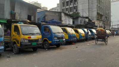 সারা দিন বাজারের আশপাশের বিভিন্ন সড়কেই পড়ে থাকে মালামাল বহনের গাড়ি