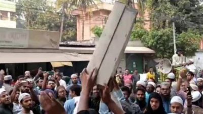 প্রথম আলো লেখা সংবলিত সাইনবোর্ডটি ভাঙচুরের পর খুলে নিয়ে আগুন ধরিয়ে দেয় হামলাকারীরা