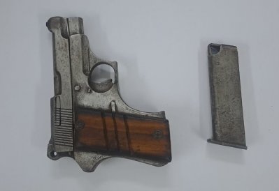 উদ্ধার করা পিস্তল ও ম্যাগজিন