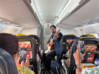 গাইছেন পলাশ নূর