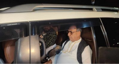 গাড়িযোগে যমুনায় প্রবেশ করছেন মির্জা আব্বাস