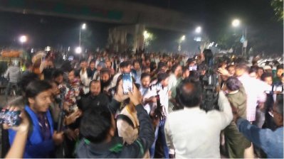 হাসনাত-সারজিসের বহরের গাড়িতে ট্রাকের ধাক্কা, প্রতিবাদে ঢাবিতে বিক্ষোভ