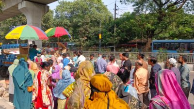 টিসিবি থেকে পণ্য কিনতে দীর্ঘ লাইন ধরেছেন সাধারণ মানুষ