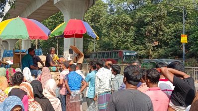 টিসিবির পণ্য-ক্রেতারা চাল-ডালের পাশাপাশি মাছ-মাংস ও সবজি বিক্রির দাবি জানান