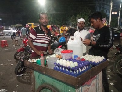 শীতের আগমন শুরুর সঙ্গে সঙ্গে বেড়েছে সিদ্ধ ডিম বিক্রি