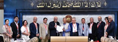 সকালে প্রধান উপদেষ্টা অধ্যাপক মুহাম্মদ ইউনূসের কাছে তার তেজগাঁও কার্যালয়ে শ্বেতপত্রের খসড়া রিপোর্ট হস্তান্তর করেন কমিটির প্রধান ড. দেবপ্রিয় ভট্টাচার্য