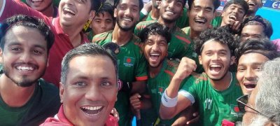 কোচ মাহমুদুর রহমান শুভর সেলফিতে শিষ্যরা।