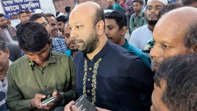 সাংবাদিকদের সঙ্গে কথা বলছেন আমার বাংলাদেশ পার্টির (এবি পার্টি) যুগ্ম সদস্যসচিব আসাদুজ্জামান ফুয়াদ