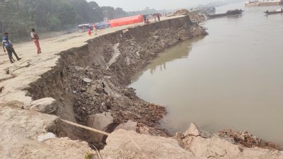 মহাসড়ক অবরোধ করে বিক্ষোভ পদ্মার ভাঙনে দিশেহারা এলাকাবাসীর