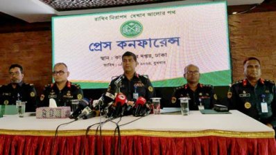 সংবাদ সম্মেলনে কথা বলছেন কারা অধিদফতরের মহাপরিচালক