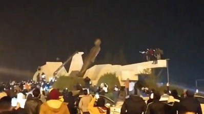 বাশার আল-আসাদের বাবার ভাস্কর্য ভেঙে ফেলা হয়েছে। ছবি: রয়টার্স