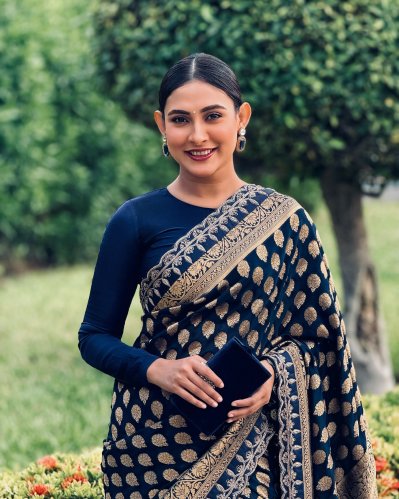 মরুর বুকে হলিউড তারকাদের সঙ্গে বাঙালি সাজে মেহজাবীন