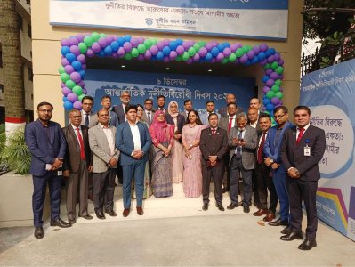 অনুষ্ঠানে দুদকের কর্মকর্তারা
