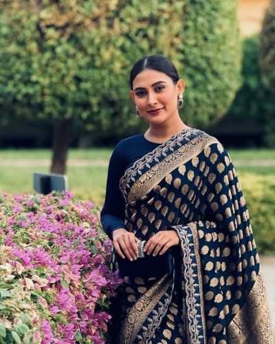নীল শাড়িটি তৈরি করেছিলেন অদ্রিয়ানা এক্সক্লুসিভের নাজিয়া হাসান। ছবি- সংগৃহীত 