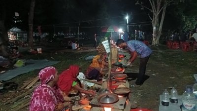 শীতের পিঠার ধুম বিক্রি, দোকান বসিয়েছেন বিশ্ববিদ্যালয়ের শিক্ষার্থীরাও