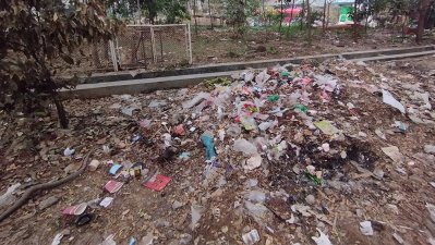 লেকের পাড়ে ময়লার স্তূপ