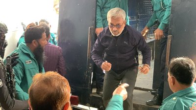 সাবেক এমপি আসাদকে বহনকারী প্রিজনভ্যানে ডিম-ইট-বালু নিক্ষেপ