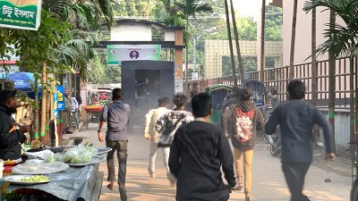 সাবেক এমপি আসাদকে বহনকারী প্রিজনভ্যানে ডিম-ইট-বালু নিক্ষেপ