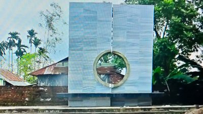 শহীদদের তেলিখালীতে একসঙ্গে গণকবর দেওয়া হয়। শহীদদের স্মরেণ এখানে একটি স্মৃতিফলক নির্মাণ করা হয়