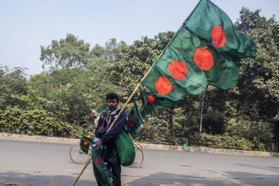 রাজধানীতে পতাকা বিক্রি করেন তিনি