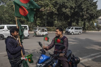 পতাকা বিক্রেতা ও এক ক্রেতা